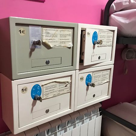 بيت شباب آر سي ميجيول أنجيل مدريد المظهر الخارجي الصورة Mailboxes on board a train
