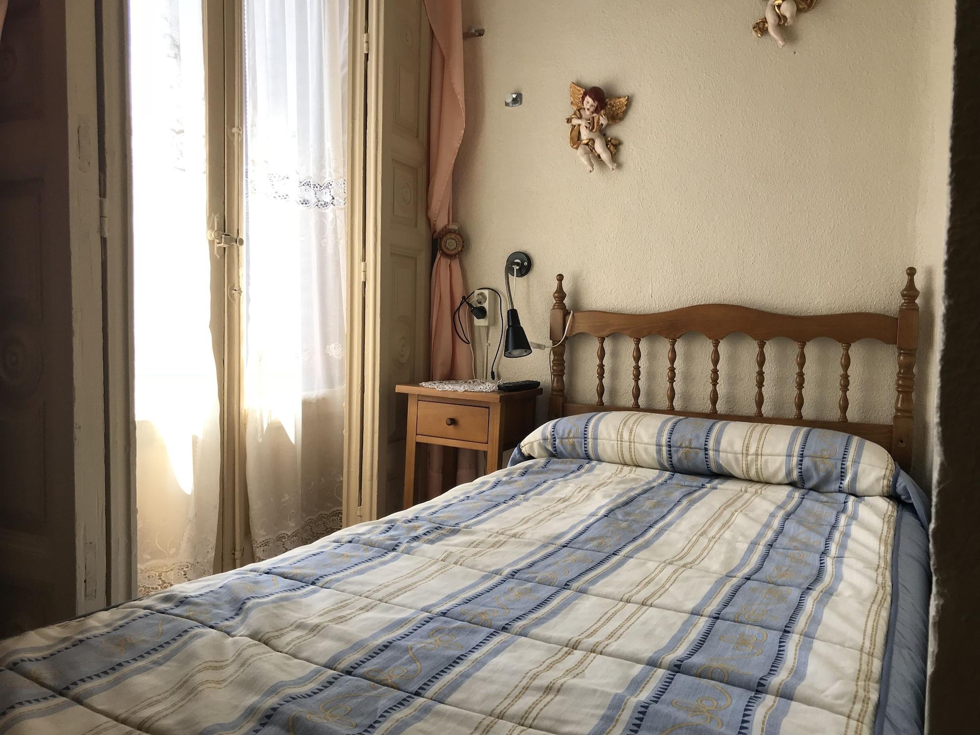 بيت شباب آر سي ميجيول أنجيل مدريد المظهر الخارجي الصورة A bedroom in a Spanish hotel