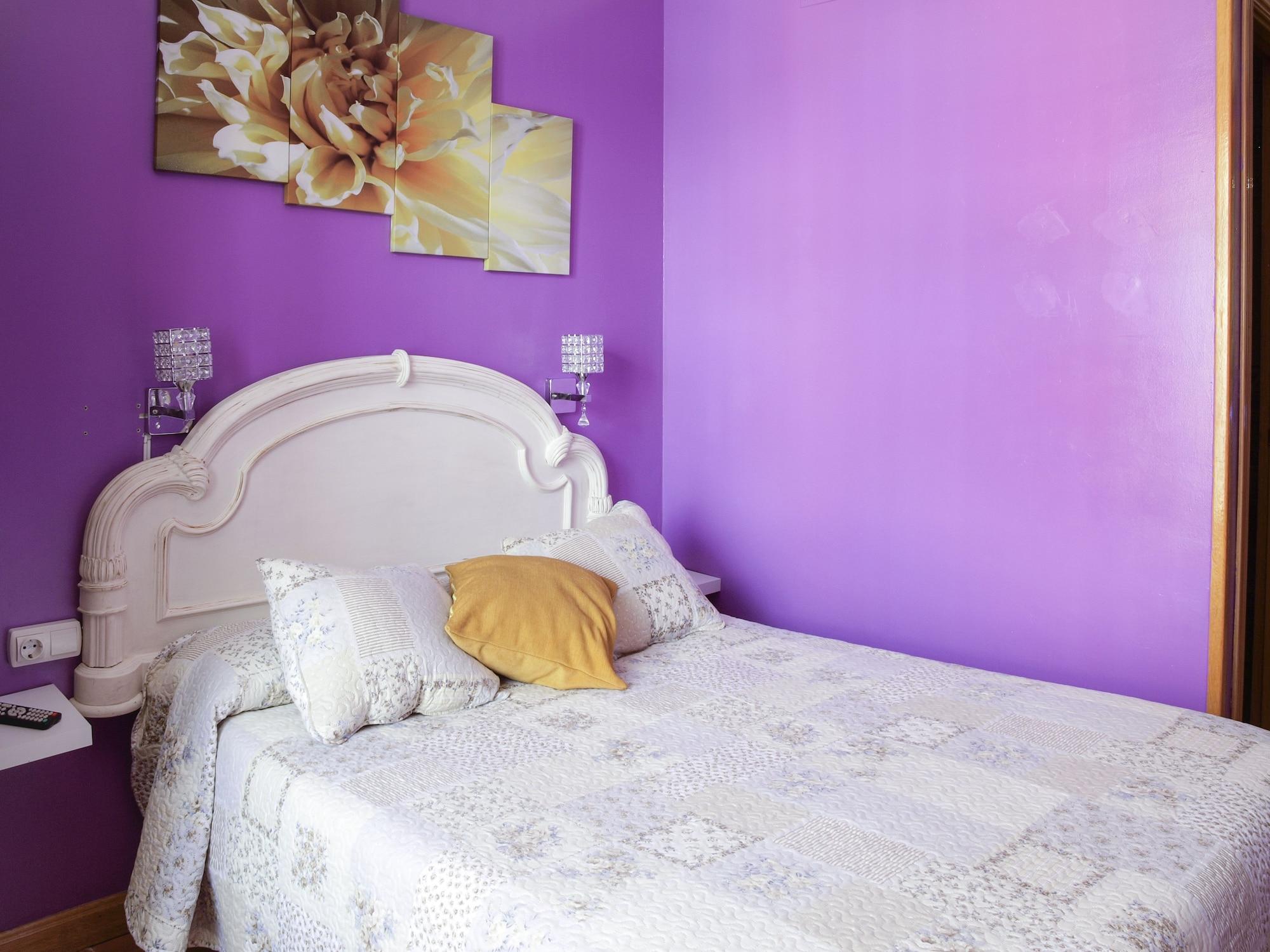 بيت شباب آر سي ميجيول أنجيل مدريد المظهر الخارجي الصورة A bedroom with purple walls
