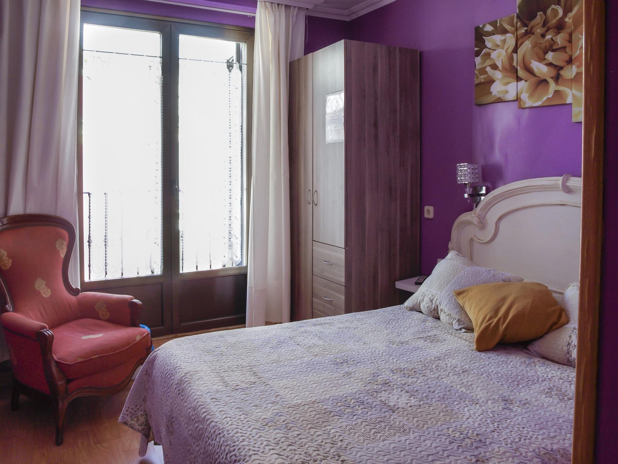بيت شباب آر سي ميجيول أنجيل مدريد المظهر الخارجي الصورة A bedroom in a Spanish hotel