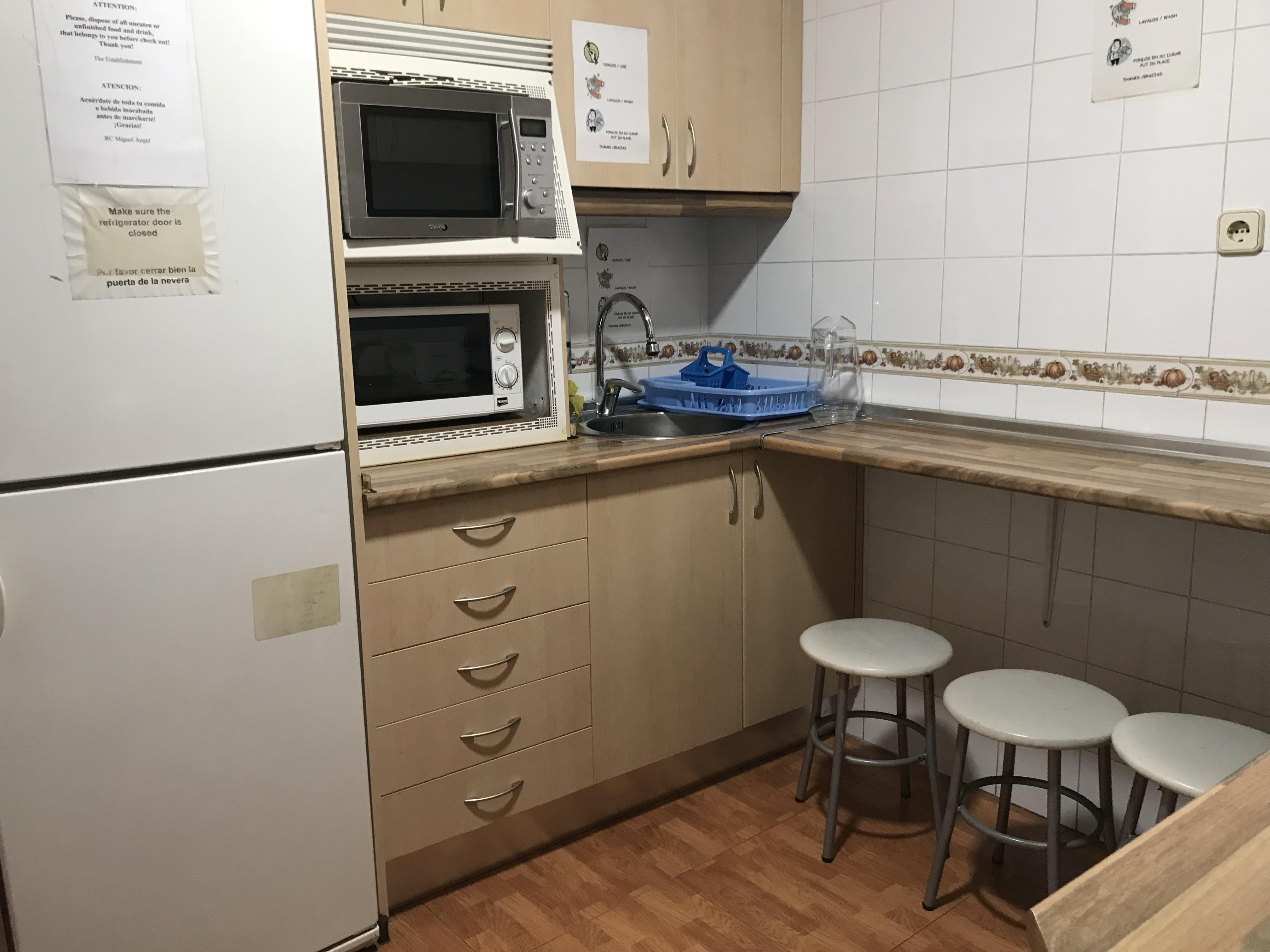 بيت شباب آر سي ميجيول أنجيل مدريد المظهر الخارجي الصورة A shared kitchen at a hostel
