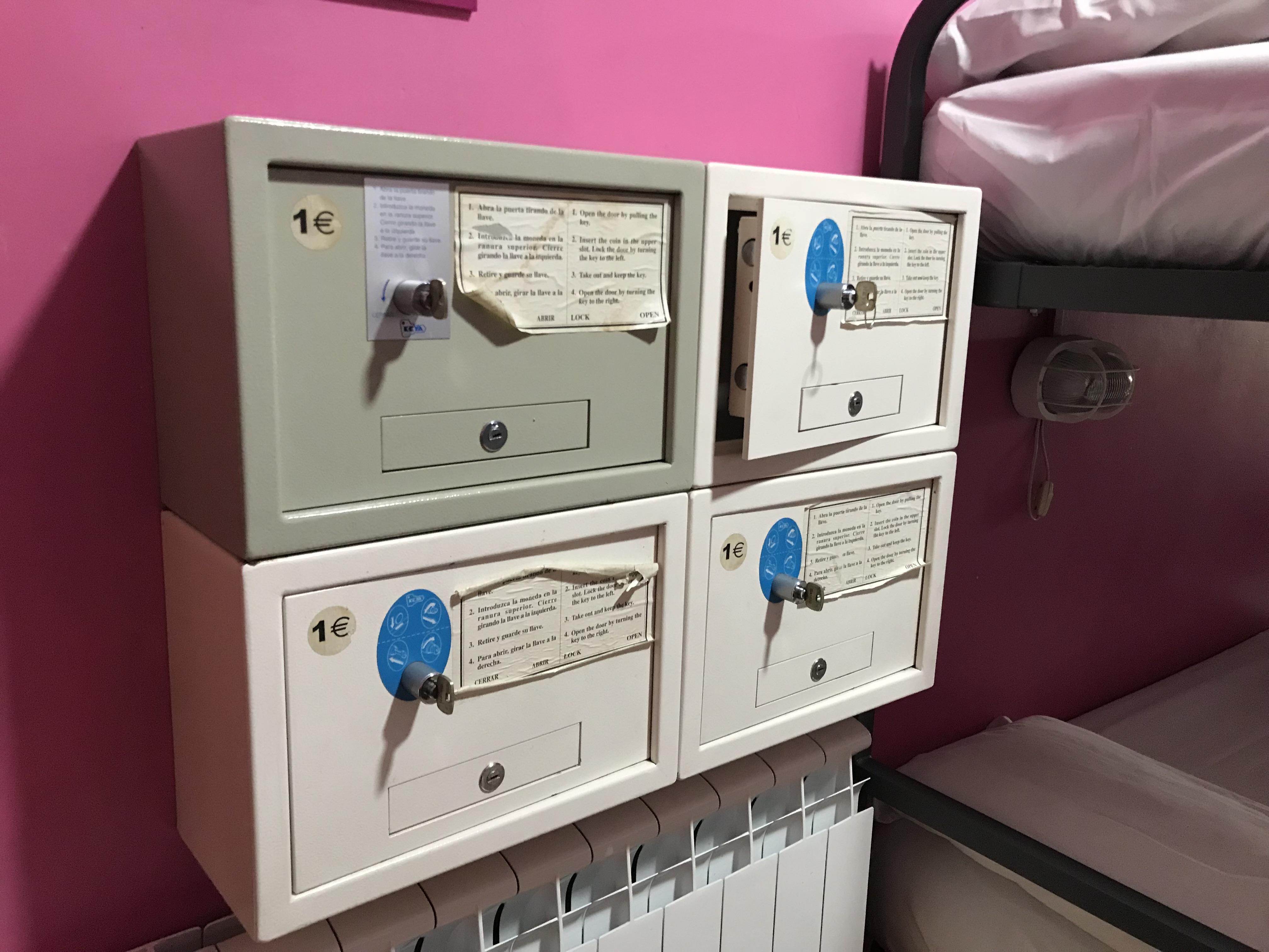بيت شباب آر سي ميجيول أنجيل مدريد المظهر الخارجي الصورة Mailboxes on board a train