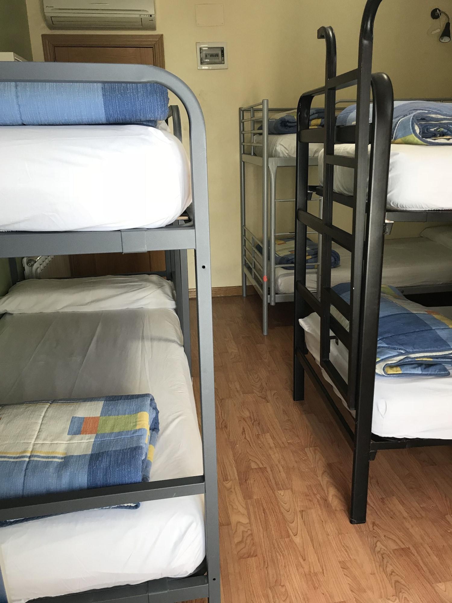 بيت شباب آر سي ميجيول أنجيل مدريد المظهر الخارجي الصورة A typical hostel room