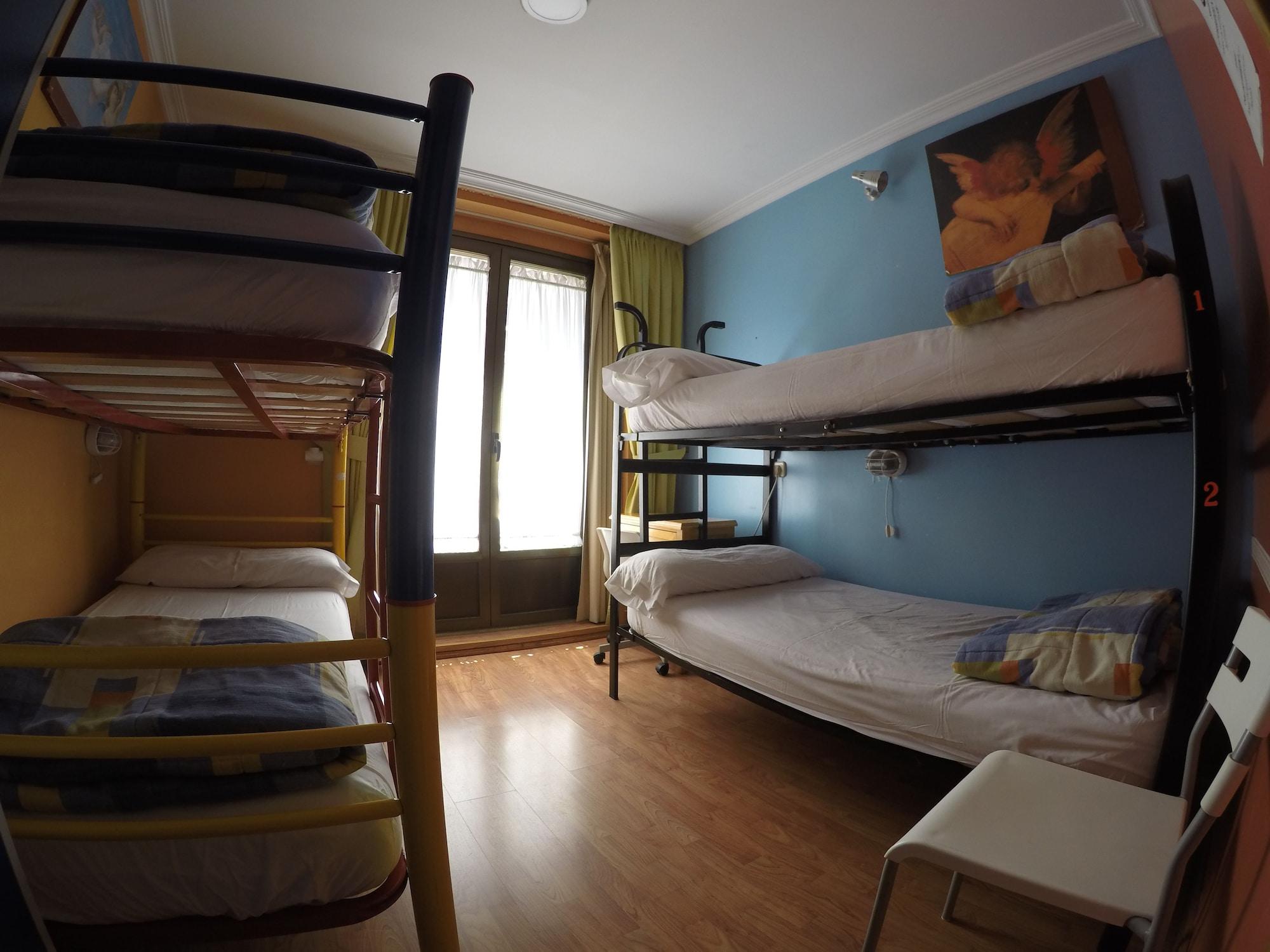 بيت شباب آر سي ميجيول أنجيل مدريد المظهر الخارجي الصورة Hostel room in Madrid, Spain