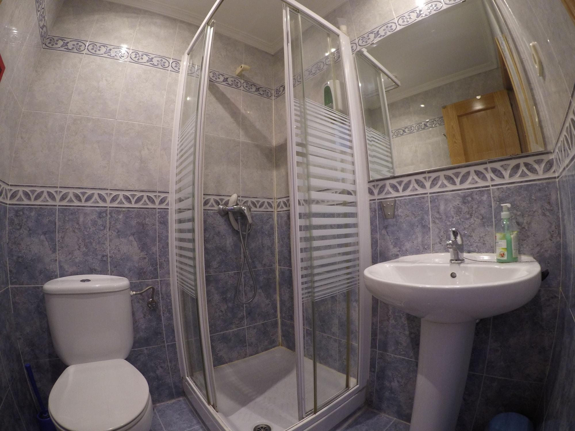 بيت شباب آر سي ميجيول أنجيل مدريد المظهر الخارجي الصورة A shower cubicle
