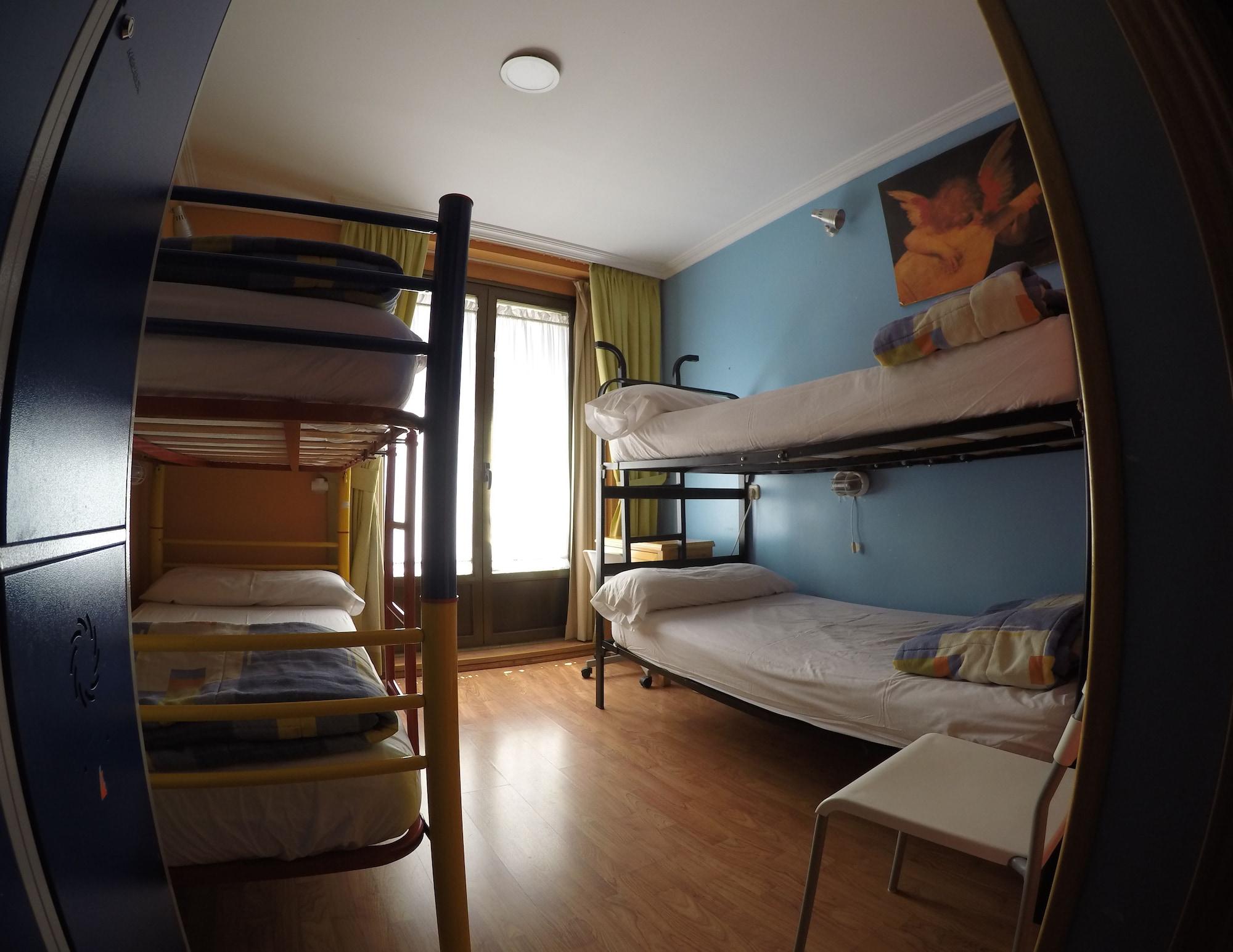 بيت شباب آر سي ميجيول أنجيل مدريد المظهر الخارجي الصورة Hostel room in Madrid, Spain