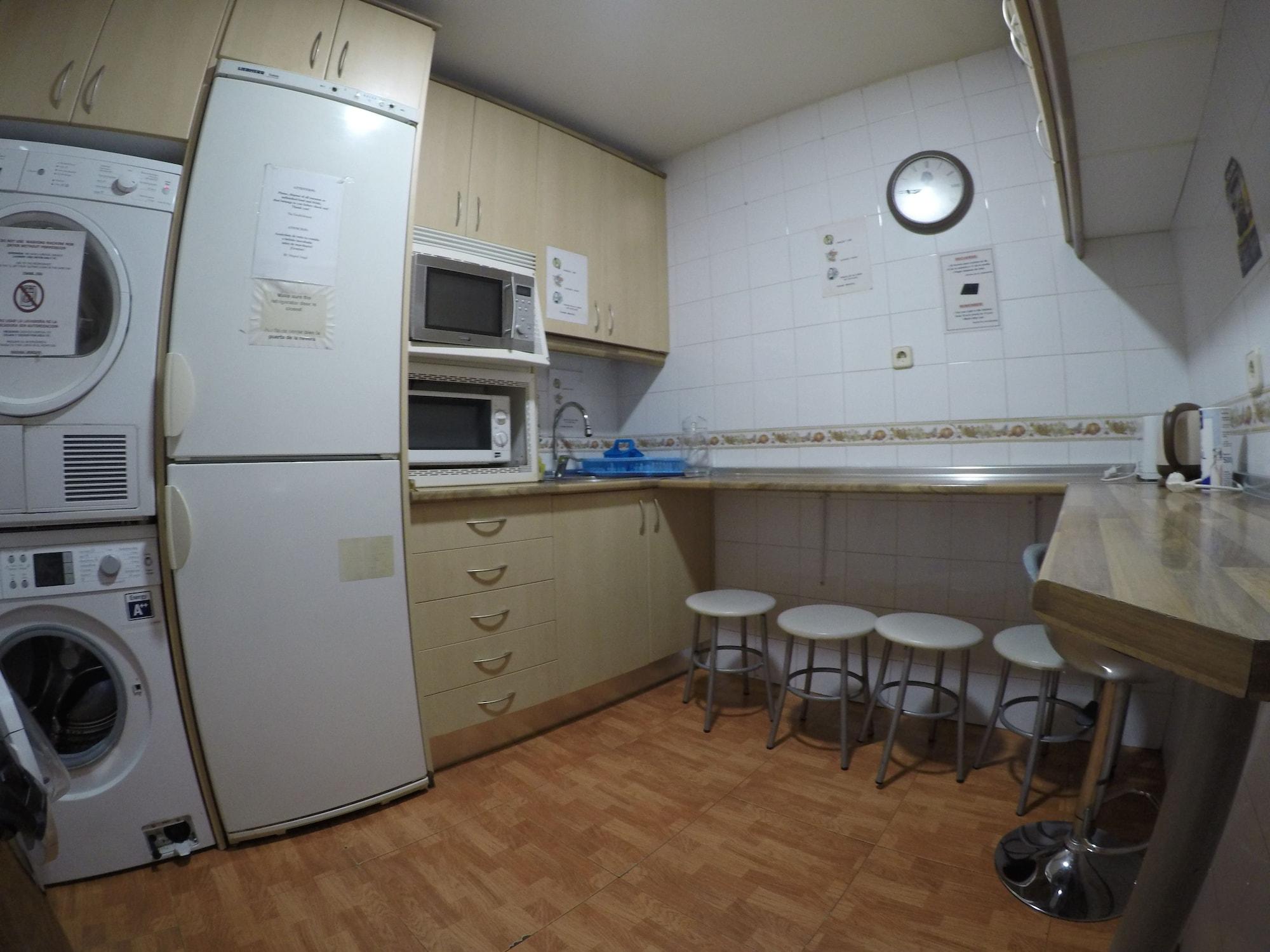 بيت شباب آر سي ميجيول أنجيل مدريد المظهر الخارجي الصورة A typical kitchen in a hostel