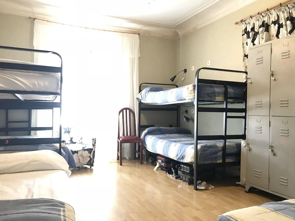 بيت شباب آر سي ميجيول أنجيل مدريد المظهر الخارجي الصورة A typical dormitory room at the International House