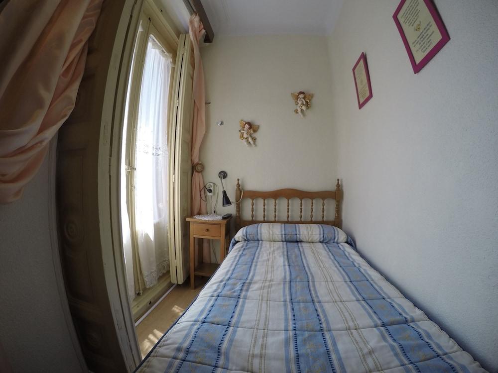 بيت شباب آر سي ميجيول أنجيل مدريد المظهر الخارجي الصورة A single bed
