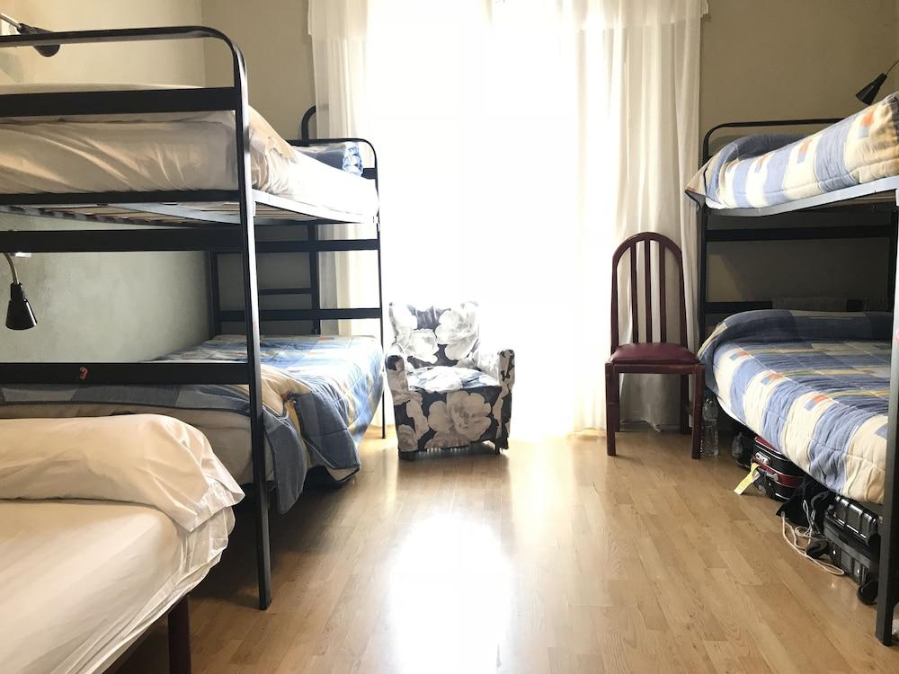بيت شباب آر سي ميجيول أنجيل مدريد المظهر الخارجي الصورة A typical hostel room