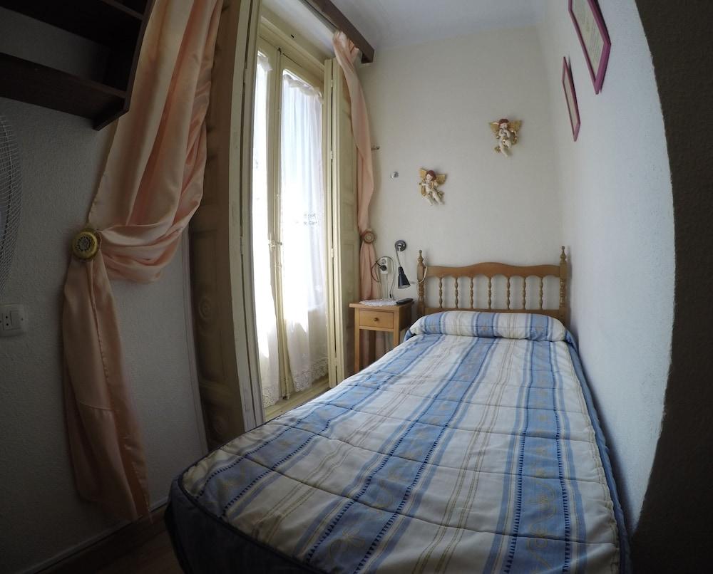 بيت شباب آر سي ميجيول أنجيل مدريد المظهر الخارجي الصورة A single room in a Spanish hostel