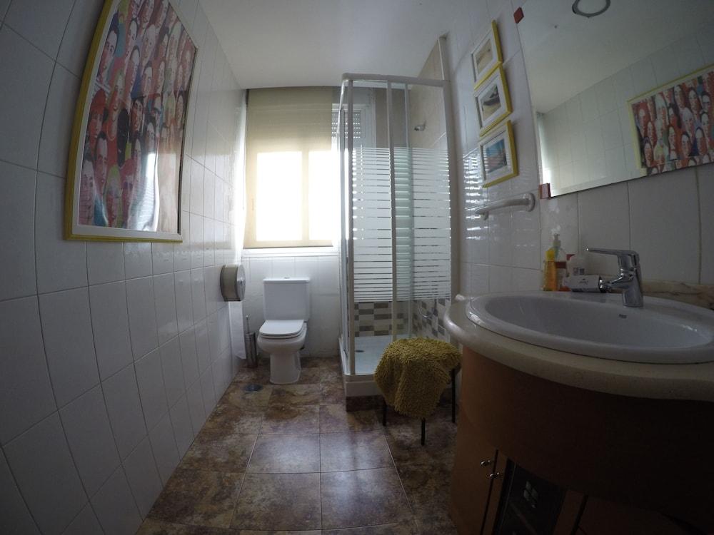 بيت شباب آر سي ميجيول أنجيل مدريد المظهر الخارجي الصورة Bathroom with shower enclosure