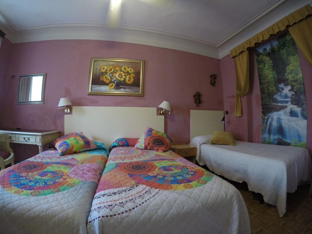 بيت شباب آر سي ميجيول أنجيل مدريد المظهر الخارجي الصورة A room at the hotel