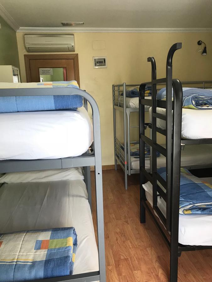 بيت شباب آر سي ميجيول أنجيل مدريد المظهر الخارجي الصورة A typical bunk room
