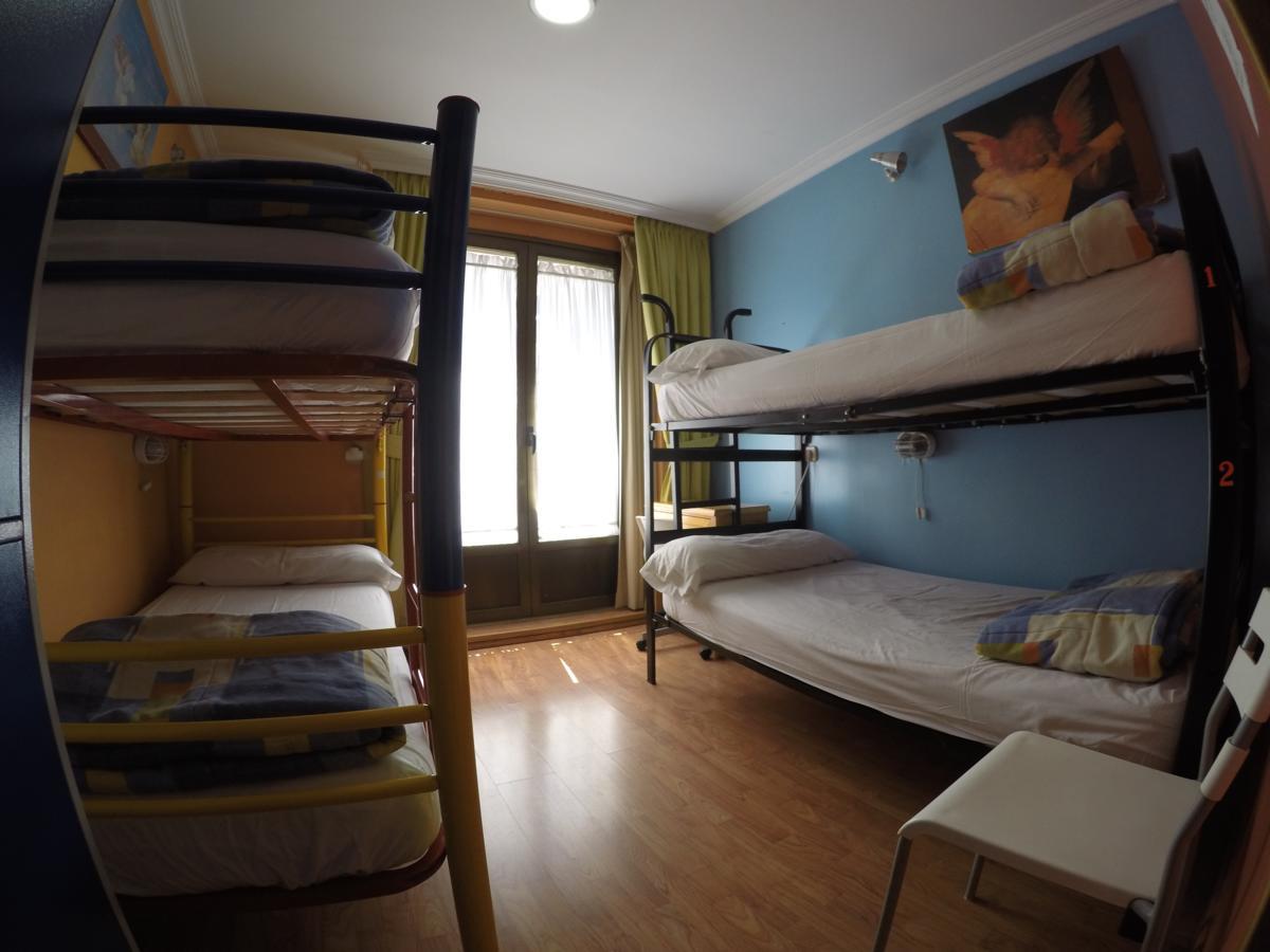بيت شباب آر سي ميجيول أنجيل مدريد المظهر الخارجي الصورة Hostel room in Madrid, Spain