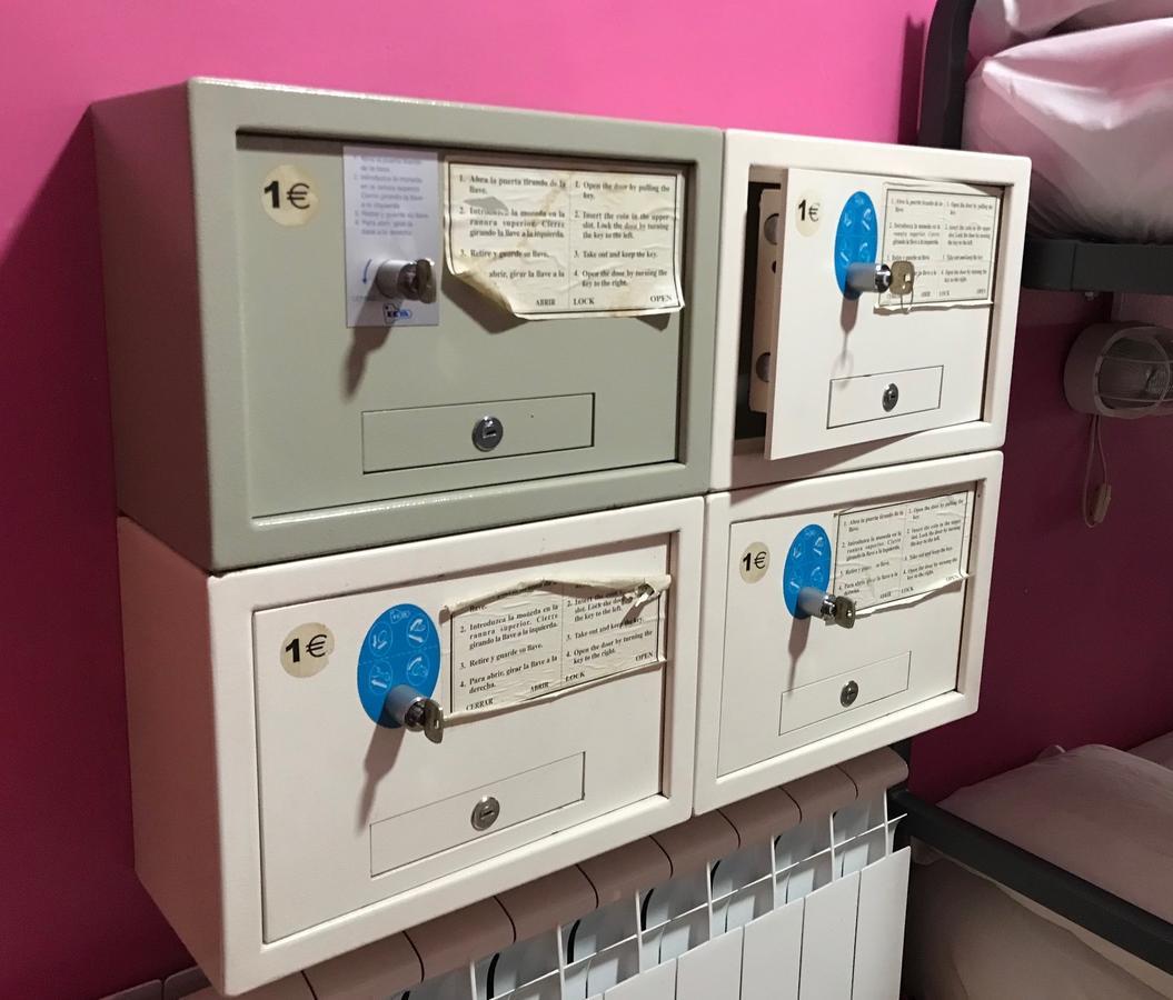 بيت شباب آر سي ميجيول أنجيل مدريد المظهر الخارجي الصورة Private mailboxes in a French post office