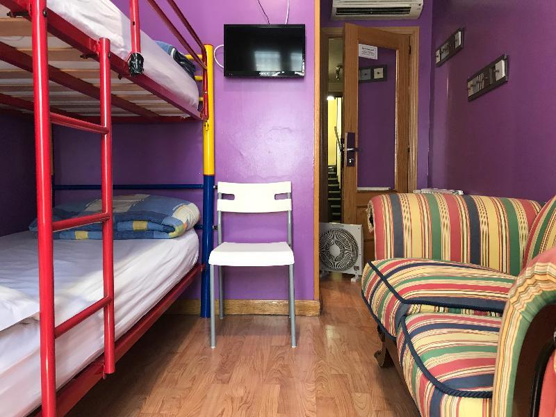 بيت شباب آر سي ميجيول أنجيل مدريد المظهر الخارجي الصورة Hostel room in Madrid, Spain