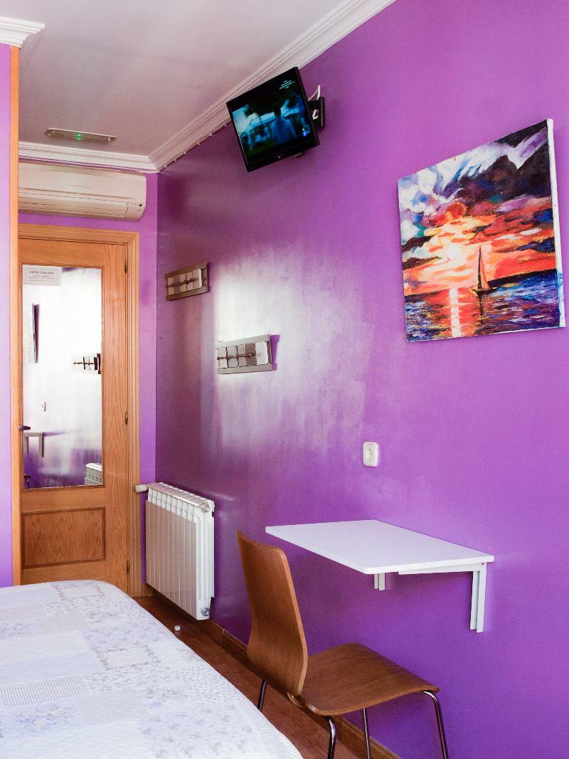 بيت شباب آر سي ميجيول أنجيل مدريد المظهر الخارجي الصورة A room with purple walls