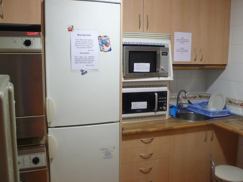 بيت شباب آر سي ميجيول أنجيل مدريد المظهر الخارجي الصورة A typical kitchen in a hostel