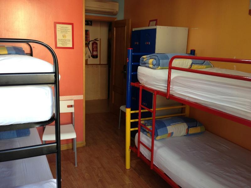 بيت شباب آر سي ميجيول أنجيل مدريد المظهر الخارجي الصورة Hostel in Madrid, Spain